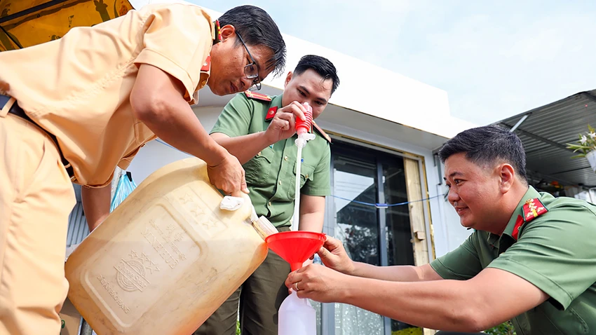 cong-an-an-giang-ve-que-an-tet-4.jpg