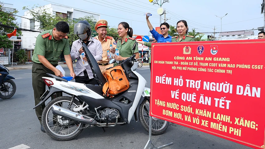 cong-an-an-giang-ve-que-an-tet-5.jpg