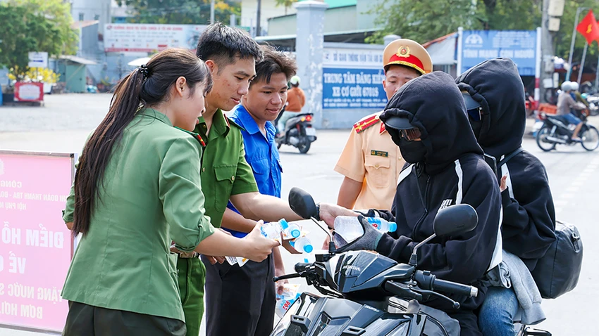cong-an-an-giang-ve-que-an-tet-7.jpg