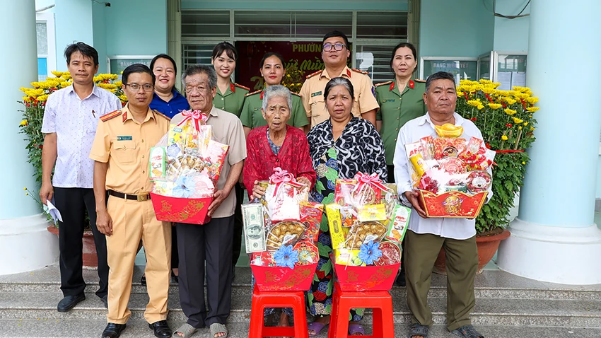 cong-an-an-giang-ve-que-an-tet-8.jpg