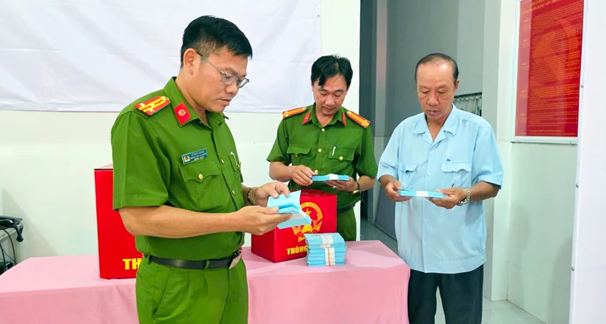 cong-an-an-giang-bau-cu-dai-bieu-quoc-hoi-3.jpg