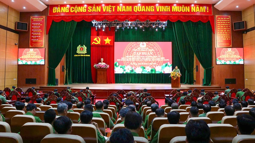 cong-an-giang-giang-bau-cu-2.jpg