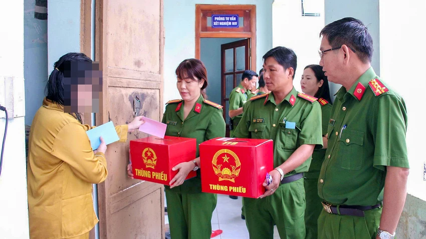 bau-cu-trai-tam-giam-cong-an-an-giang-2.jpg