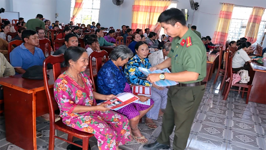 cong-an-ca-mau-chong-iuu.jpg