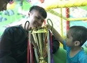 Chuyện bé Tôm và chiếc cúp AFF tại BV Nhi Trung ương