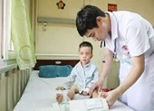Mắc hội chứng lạ, bé 3 tuổi liệt hai chân sau giấc ngủ trưa