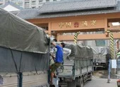 Đang thông quan các xe nông sản ùn ứ sang Trung Quốc