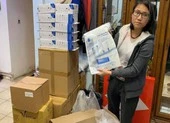 Thanh niên Việt Nam tại Séc tặng nhu yếu phẩm bà con vùng dịch