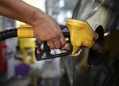 Sau khi giảm hơn 4.000 đồng/lít, xăng tại Việt Nam rẻ hay đắt?