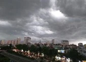 Hà Nội đón mưa vàng sau 10 ngày nắng nóng