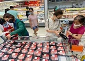Heo ngoại dồn dập đổ về, giá heo trong nước hạ nhiệt