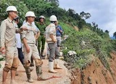 Dùng ròng rọc đưa 200 công nhân Thuỷ điện Đăk Mi 2 ra ngoài