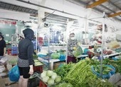 Bố trí vách ngăn, màn ngăn trong suốt tại chợ để chống dịch