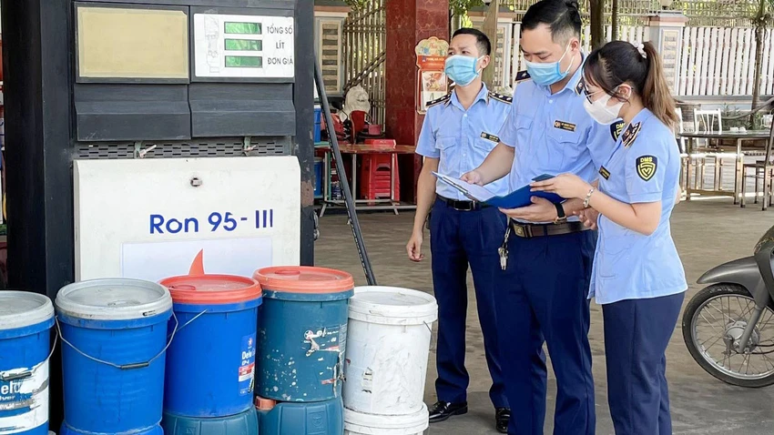 Lực lượng quản lý thị trường kiểm tra, gíam sát hoạt động của một cửa hàng kinh doanh xăng dầu năm 2022. Ảnh: DMS
