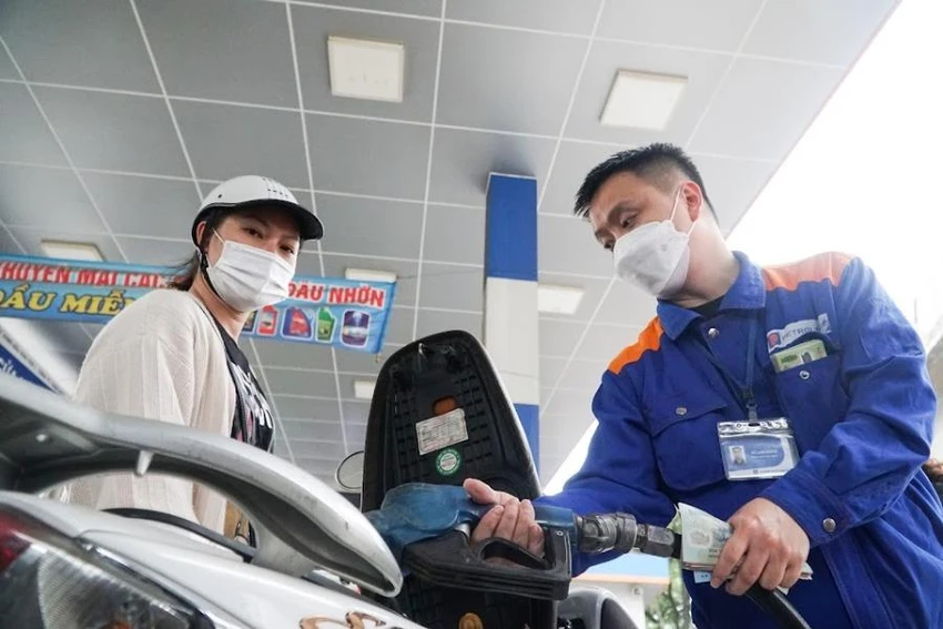 Giá dầu chiều 22-8 được điều chỉnh tăng nhẹ. Ảnh: PHI HÙNG Giá dầu chiều 22-8 được điều chỉnh tăng nhẹ. Ảnh: PHI HÙNG