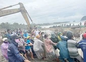 Nhiều vùng ven biển tan hoang do mưa to gió mạnh bất thường