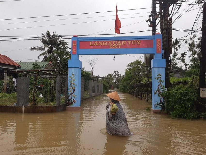 Làng Xuân Tùy, xã Quảng Phú, huyện Quảng Điền bị ngập sâu do mưa lớn dị thường đầu tháng 4-2022. Ảnh: NGUYỄN DO Làng Xuân Tùy, xã Quảng Phú, huyện Quảng Điền bị ngập sâu do mưa lớn dị thường đầu tháng 4-2022. Ảnh: NGUYỄN DO