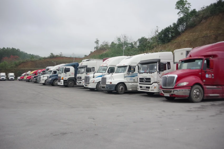Xe hàng chờ thông quan trên cửa khẩu tỉnh Lạng Sơn. Ảnh: AH Xe hàng chờ thông quan trên cửa khẩu tỉnh Lạng Sơn. Ảnh: AH