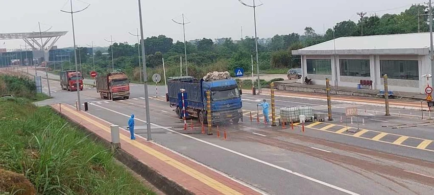 Ngay trong buổi sáng, hàng trăm phương tiện của các doanh nghiệp còn lưu lại trước đó đã được làm thủ tục xuất nhập cảnh, xuất nhập khẩu. Ảnh: Cổng TTĐT Quảng Ninh Ngay trong buổi sáng, hàng trăm phương tiện của các doanh nghiệp còn lưu lại trước đó đã được làm thủ tục xuất nhập cảnh, xuất nhập khẩu. Ảnh: Cổng TTĐT Quảng Ninh