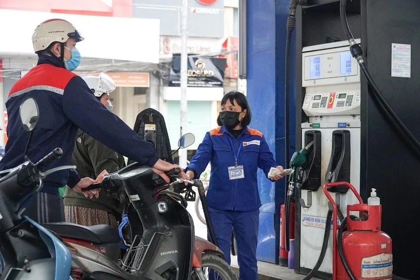 Giá xăng dầu tăng cao sẽ gây tác động tiêu cực tới nền kinh tế. Ảnh: PHI HÙNG Giá xăng dầu tăng cao sẽ gây tác động tiêu cực tới nền kinh tế. Ảnh: PHI HÙNG