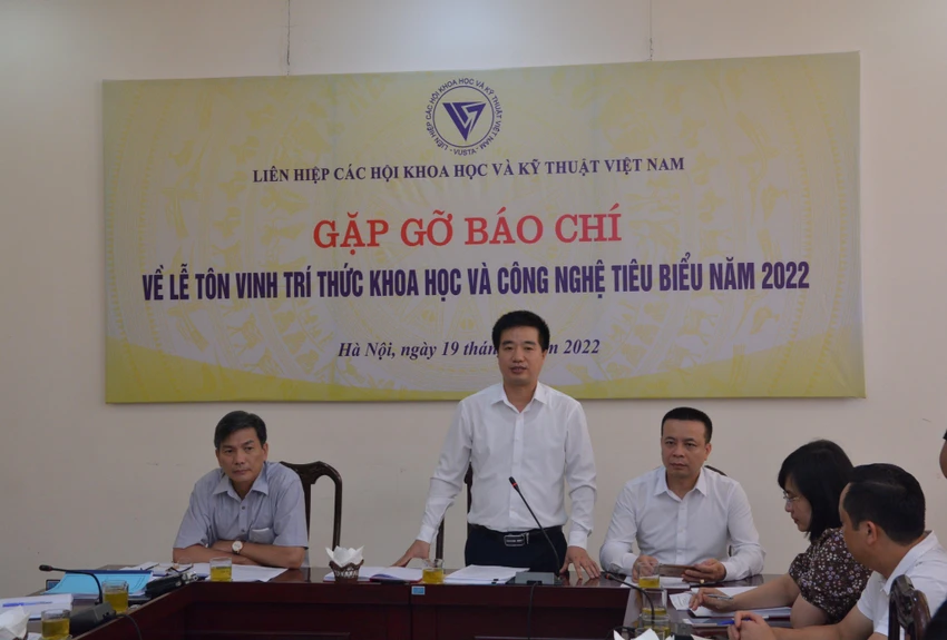 Ông Nguyễn Quyết Chiến, Tổng thư ký Vusta thông tin về lễ tôn vinh. Ảnh: LÊ HỒNG