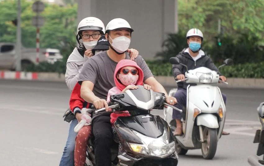 Người dân Hà Nội vừa trải qua một đợt lạnh bất thường. Ảnh: PHI HÙNG Người dân Hà Nội vừa trải qua một đợt lạnh bất thường. Ảnh: PHI HÙNG