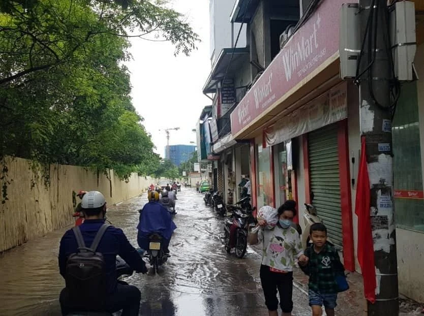 Ngập nước kéo dài hàng trăm mét tại đoạn đường thuộc phường Tây Mỗ (Nam Từ Liêm). Ảnh: AH Ngập nước kéo dài hàng trăm mét tại đoạn đường thuộc phường Tây Mỗ (Nam Từ Liêm). Ảnh: AH