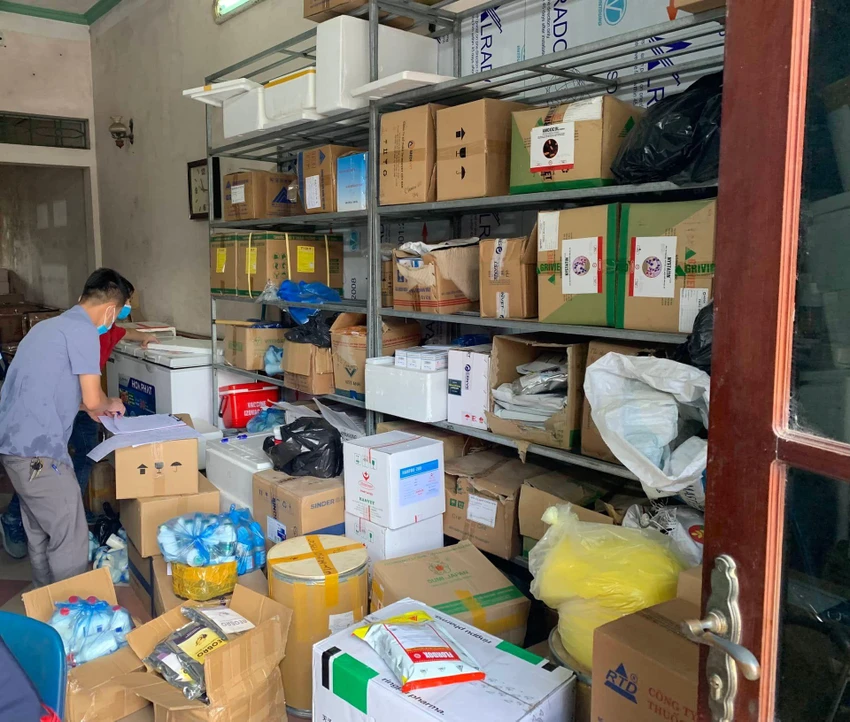 Lực lượng quản lý thị trường kiểm tra một cửa hàng kinh doanh thuốc thú y tại Bắc Ninh năm 2021. Ảnh: DMS Lực lượng quản lý thị trường kiểm tra một cửa hàng kinh doanh thuốc thú y tại Bắc Ninh năm 2021. Ảnh: DMS