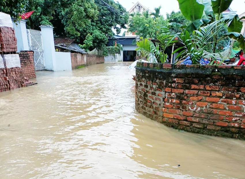 Ngập lụt do mưa lớn ở thị trấn Hợp Châu, huyện Tam Đảo, tỉnh Vĩnh Phúc. Ảnh: HẢI YẾN Ngập lụt do mưa lớn ở thị trấn Hợp Châu, huyện Tam Đảo, tỉnh Vĩnh Phúc. Ảnh: HẢI YẾN