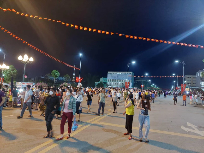 Hàng nghìn người dân đổ về quảng trường Tây Bắc tham dự Festival. Ảnh: AH Hàng nghìn người dân đổ về quảng trường Tây Bắc tham dự Festival. Ảnh: AH