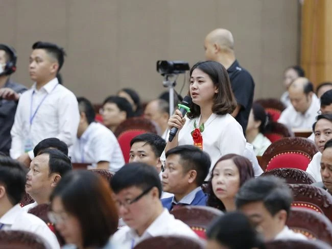 Nông dân đặt câu hỏi đối thoại tới Thủ tướng Chính phủ. Nông dân đặt câu hỏi đối thoại tới Thủ tướng Chính phủ.