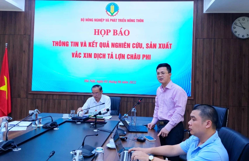 Ông Nguyễn Văn Long, quyền Cục trưởng Cục Thú y thông tin tại buổi họp báo. Ảnh: AH