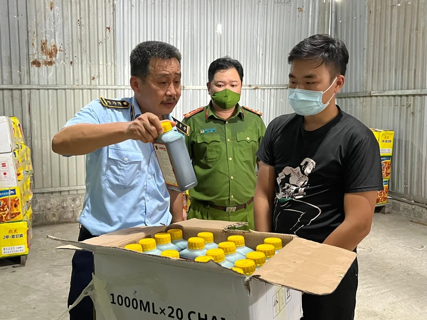 Ông Hoàng Đại Nghĩa, Đội trưởng Đội QLTT số 1, cho biết đây là một trong những vụ việc vi phạm lớn đối với mặt hàng thuốc bảo vệ thực vật mà đơn vị phát hiện và xử lý trên địa bàn Hà Nội. Ảnh: DMS