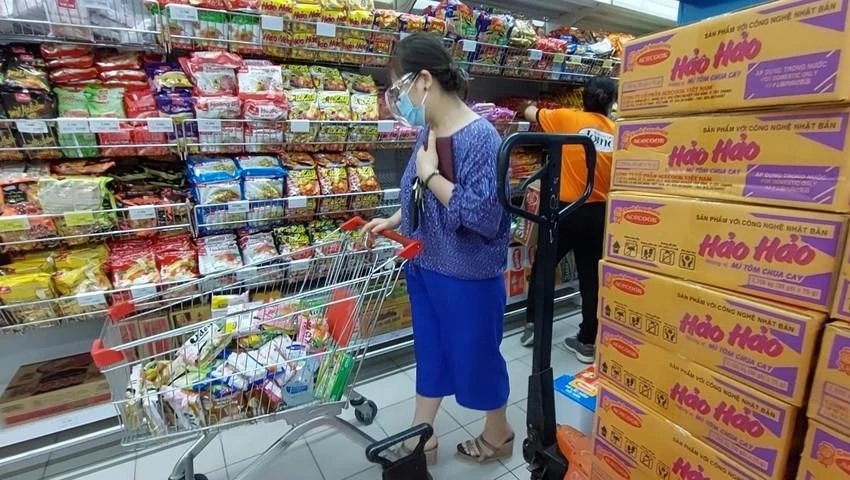 Bán lẻ hàng hóa trong 5 tháng đầu năm tăng 9,8% so với cùng kỳ năm trước, riêng lương thực và thực phẩm tăng tới 13,1% do giá cả hàng hóa tăng. Ảnh: AH Bán lẻ hàng hóa trong 5 tháng đầu năm tăng 9,8% so với cùng kỳ năm trước, riêng lương thực và thực phẩm tăng tới 13,1% do giá cả hàng hóa tăng. Ảnh: AH