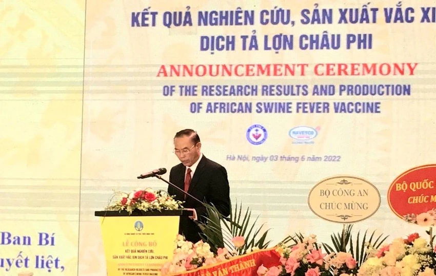 Thứ trưởng Bộ NN&amp;PTNT Phùng Đức Tiến báo cáo kết quả nghiên cứu, sản xuất vaccine phòng bệnh DTHCP tại lễ công bố. Ảnh: AH