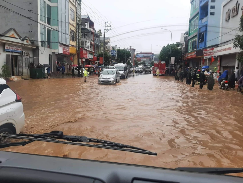 Mưa lớn những ngày qua đã khiến nhiều khu vực của TP Sơn La ngập sâu trong nước. Ảnh: Cảnh sát cơ động Công an tỉnh Sơn La Mưa lớn những ngày qua đã khiến nhiều khu vực của TP Sơn La ngập sâu trong nước. Ảnh: Cảnh sát cơ động Công an tỉnh Sơn La