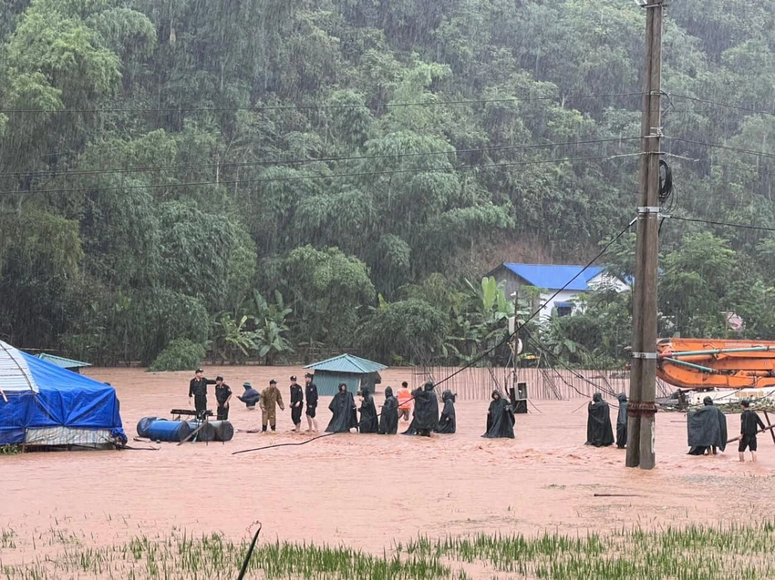 Nhiều khu vực của Sơn La ngập sâu trong nước. Ảnh: Cảnh sát cơ động Công an tỉnh Sơn La Nhiều khu vực của Sơn La ngập sâu trong nước. Ảnh: Cảnh sát cơ động Công an tỉnh Sơn La
