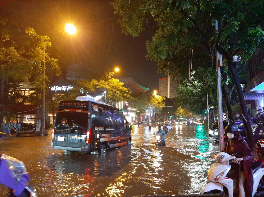 Xe cộ di chuyển rất khó khăn. Ảnh: NGUYỄN HẠNH Xe cộ di chuyển rất khó khăn. Ảnh: NGUYỄN HẠNH