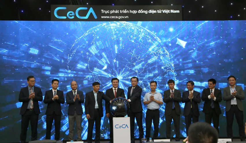 Lễ công bố Trục phát triển hợp đồng điện tử Việt Nam (www.CeCA.gov.vn) được tổ chức trong khuôn khổ hội nghị. Ảnh: PHƯƠNG THẢO