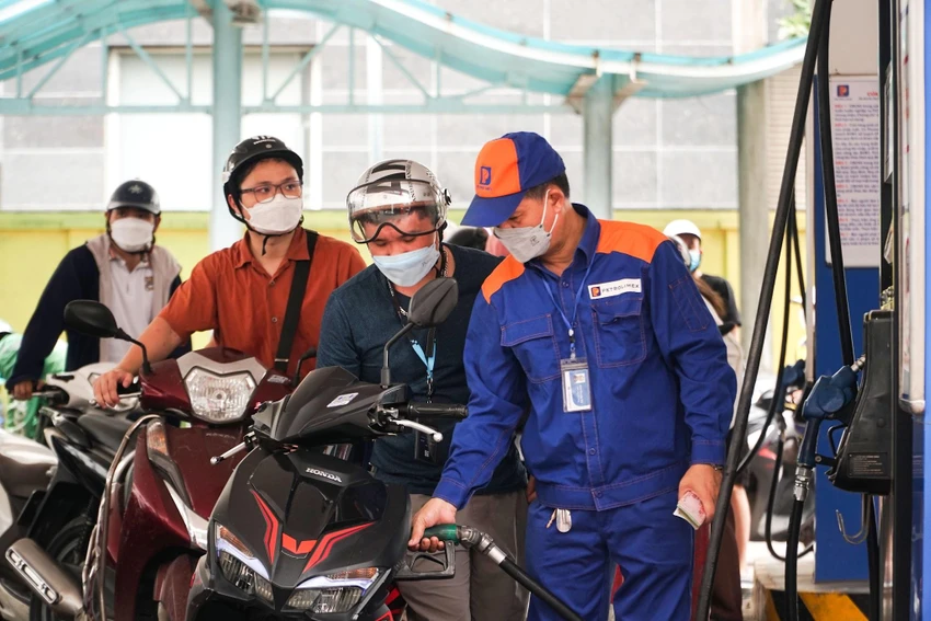 Giá xăng dầu giảm mạnh tại kỳ điều hành chiều 21-7. Ảnh: PHI HÙNG Giá xăng dầu giảm mạnh tại kỳ điều hành chiều 21-7. Ảnh: PHI HÙNG