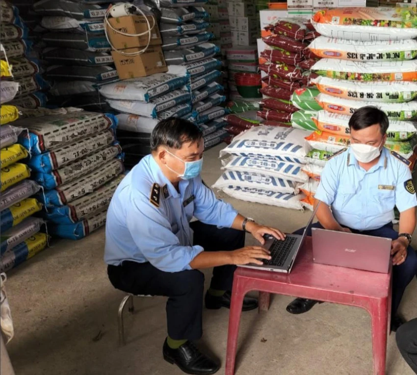 Lực lượng QLTT tỉnh Tiền Giang phát hiện một trường hợp buôn bán phân bón không đảm bảo chất lượng. Ảnh: DMS