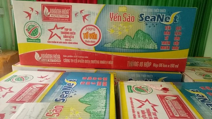 Phía doanh nghiệp đề nghị cơ quan QLTT cho thử nghiệm lại lần 2 với mẫu thực phẩm nước Yến Sào 3% tổ yến. Ảnh: DMS