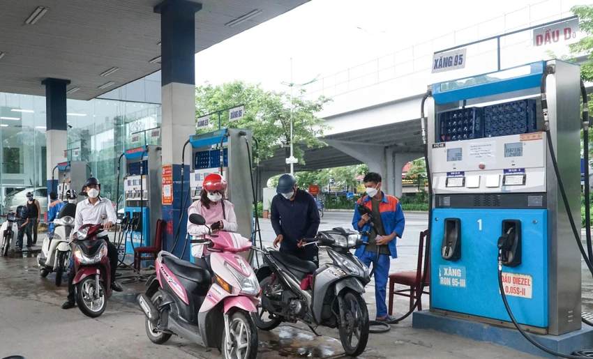 Giá xăng dầu chiều 1-8 tiếp tục được điều chỉnh giảm. Ảnh: PHI HÙNG Giá xăng dầu chiều 1-8 tiếp tục được điều chỉnh giảm. Ảnh: PHI HÙNG