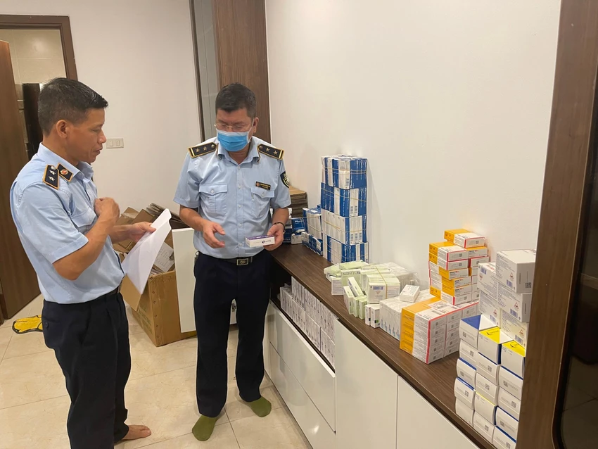 Mọi ngóc ngách trong nhà đều được dùng để cất giữ thuốc. Ảnh: DMS