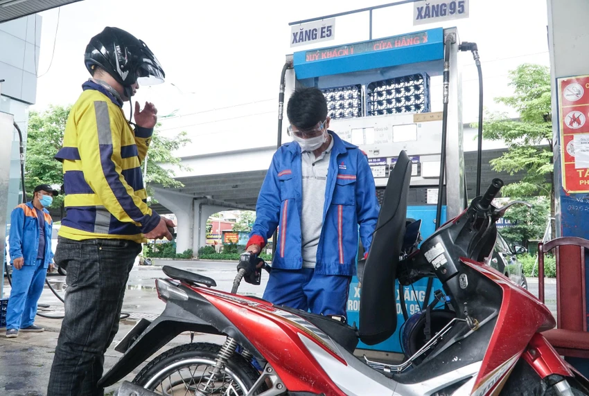 Giá xăng dầu chiều 11-8 tiếp tục được điều chỉnh giảm. Ảnh: PHI HÙNG