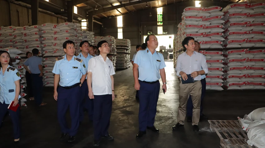 Đoàn công tác làm việc với công ty sản xuất thức ăn chăn nuôi Việt - Pháp. Ảnh: DMS Đoàn công tác làm việc với công ty sản xuất thức ăn chăn nuôi Việt - Pháp. Ảnh: DMS