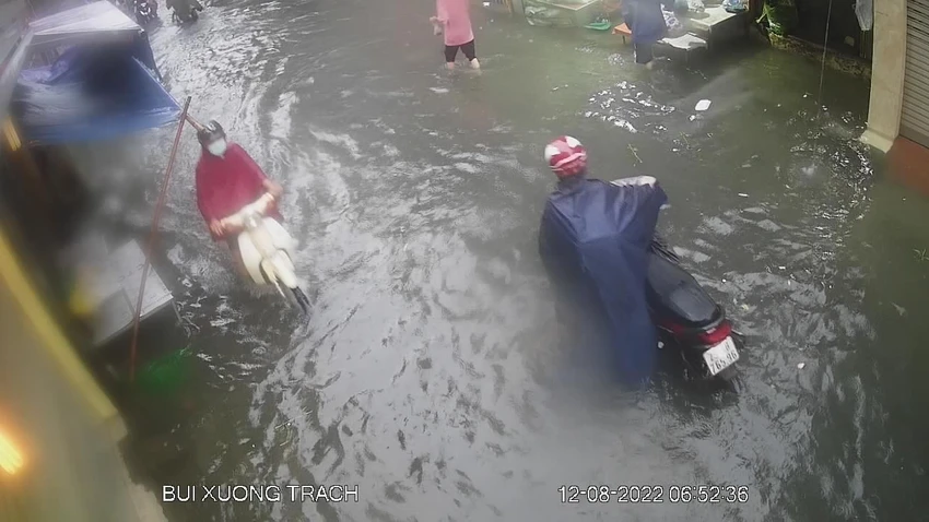 Ngập tại phố Bùi Xương Trạch, một số người dân phải dắt bộ vì xe chết máy. Ngập tại phố Bùi Xương Trạch, một số người dân phải dắt bộ vì xe chết máy.