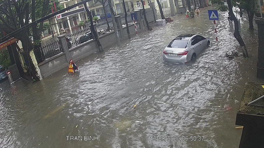 Ngập tại phố Trần Bình sáng ngày 12-8. Ảnh: Công ty Thoát nước Hà Nội Ngập tại phố Trần Bình sáng ngày 12-8. Ảnh: Công ty Thoát nước Hà Nội