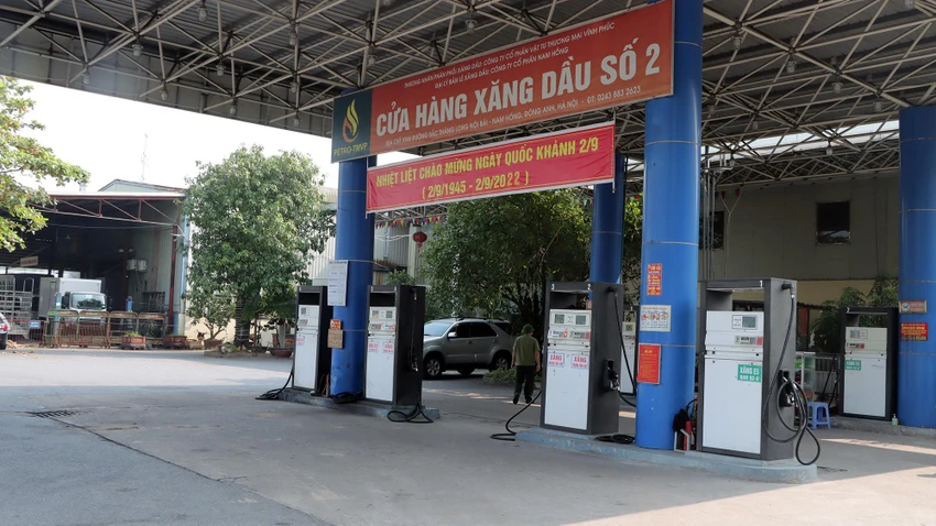 Ngày 3-9, đoàn công tác của Tổng cục Quản lý thị trường đã giám sát hoạt động kinh doanh xăng dầu trên địa bàn ba tỉnh, thành phố: Hà Nội, Vĩnh Phúc, Thái Nguyên. Ảnh: DMS Ngày 3-9, đoàn công tác của Tổng cục Quản lý thị trường đã giám sát hoạt động kinh doanh xăng dầu trên địa bàn ba tỉnh, thành phố: Hà Nội, Vĩnh Phúc, Thái Nguyên. Ảnh: DMS