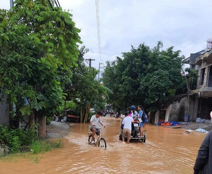 Ngập lụt khiến người dân đi lại khó khăn. Ngập lụt khiến người dân đi lại khó khăn.